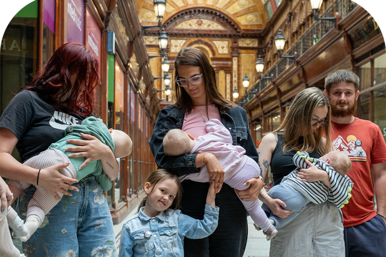 Group of mams breastfeeding 