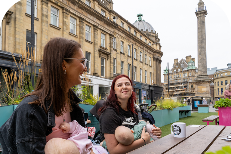 Mums breastfeeding outside 