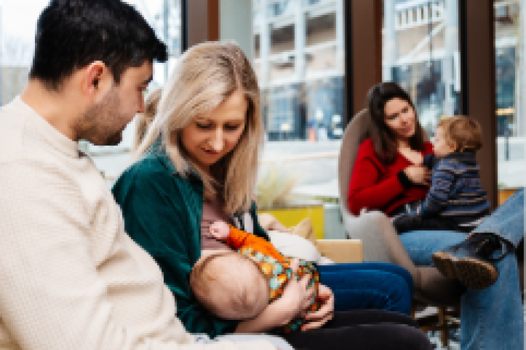 Group of mams breastfeeding 