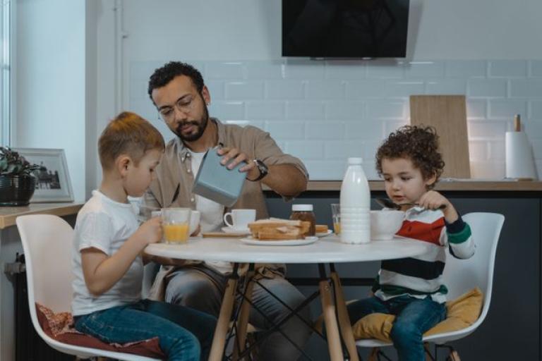 Children eating with father 